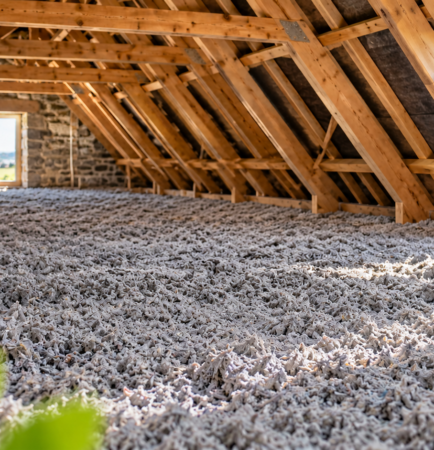 Ouate de cellulose soufflée sur le plancher de combles perdus